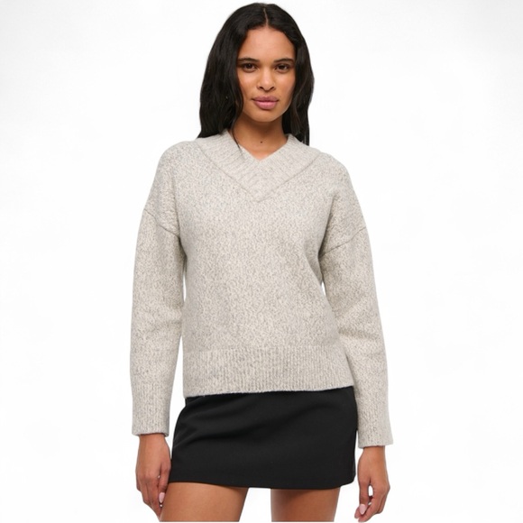 Abercrombie & Fitch Women’s Boxy Light Gray High V-Neck Sweater in Size Medium - Picture 1 of 8